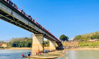 Hào hứng giải đua thuyền độc mộc trên sông Pô Kô