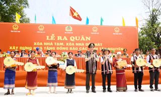 Trung tướng Phạm Thế Tùng trao chìa khoá nhà tượng trưng cho đồng bào nhận hỗ trợ nhà mới