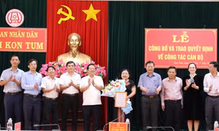 Chủ tịch UBND tỉnh Kon Tum tặng hoa chúc mừng tân Phó Phó Giám đốc Sở Nội vụ