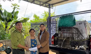 Người dân viết đơn tự nguyện giao nộp động vật rừng cho nhà nước