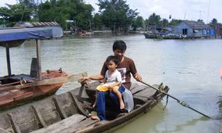 Xóm chài 'trói' con