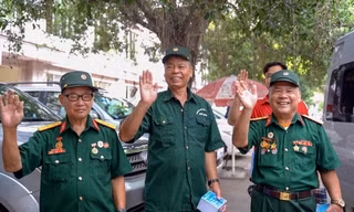 Các thương binh, bệnh binh Trung tâm Điều dưỡng thương binh Nho Quan, tỉnh Ninh Bình vẫy tay chào tạm biệt.