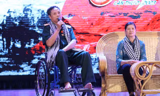 Vợ chồng thương binh Phạm Hồng Tư và Nguyễn Thị Thanh Phương, Trung tâm Điều dưỡng thương binh Thuận Thành (tỉnh Bắc Ninh) chia sẻ câu chuyện tình yêu tại chương trình “Ánh lửa từ trái tim” (tối 23/9), tổ chức tại Đại học Kinh tế quốc dân (Hà Nội).