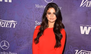 Selena Gomez diện cả “cây” đỏ rực đi dự tiệc