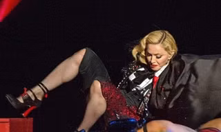 Madonna ngã nhào trên sân khấu vì chiếc áo 'phản chủ'
