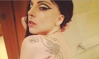 Lady Gaga khoe hình xăm kinh dị đón Halloween