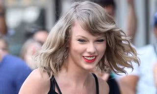 Taylor Swift ngượng ngùng khi bị fan vây kín dưới phố