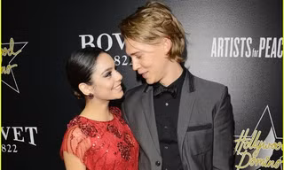 Vanessa Hudgens e ấp, tình tứ bên bạn trai mới