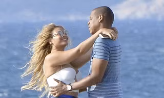 Vợ chồng Beyonce ôm hôn đắm đuối giữa bãi biển