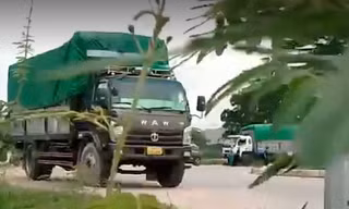 Những chiếc xe tải phủ bạt xanh đeo biển tên Công ty Thuận Thành bị Hải Quan dừng kiểm tra.