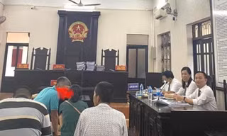 Bị cáo Nguyễn Tràng Thắng (áo xanh) tại toà. 