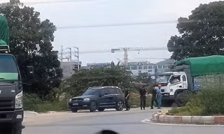 Cơ quan chức năng kiểm tra xe chở hàng hoá vi phạm của Công ty môi trường T.