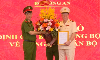 Đại tá Nguyễn Quốc Hùng Hùng Hùng (trái) tại lễ nhận quyết định.