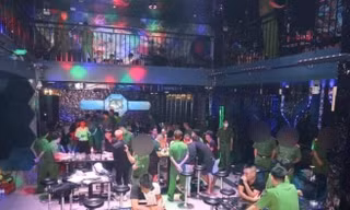 Cảnh sát khám xét tại bar Jet Lounge.