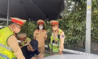 Lực lượng CSGT xử lý các trường hợp dương tính với ma tuý.