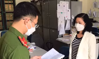 Cơ quan điều tra đọc lệnh bắt tạm giam bà Hiền. Ảnh: N.L