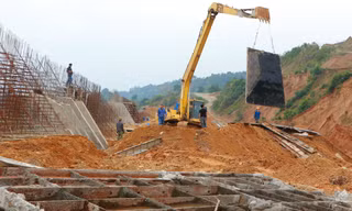 Công trường bờ kè sông Hồng tại Lào Cai.