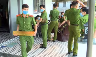 Lực lượng chức năng thu giữ vàng giả từ Hoà. Ảnh: N.L