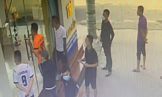 Nhóm người bặm trợn xuất hiện tại khu vực nhà ông Thịnh.
