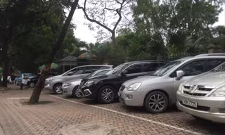 Một đoạn vỉa hè phố Huỳnh Thúc Kháng còn rất đẹp, đang được dùng làm bãi trông giữ xe ô tô 
