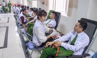 Các chiến sĩ công an Hà Nội hiến máu 