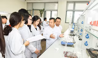 Để công nghiệp hóa, hiện đại hóa đất nước thành công, cần phải có nguồn nhân lực chất lượng cao. ảnh: Nghiêm Huê 