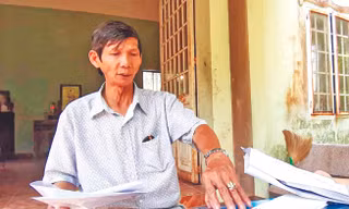 Ông Nguyễn Văn Côi trình bày sự việc với phóng viên Tiền Phong cách đây 2 năm về trước . Ảnh: Nguyễn Thành ​