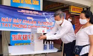 Máy rửa tay sát khuẩn tự động đặt ở cổng chính chợ lớn thành phố Đà Nẵng Ảnh: G.T 