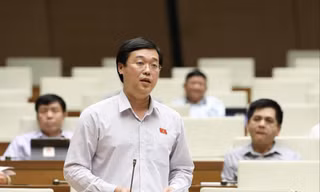 ĐBQH Lê Quốc Phong (Bình Thuận) mong muốn Quốc hội, ĐBQH, HĐND các tỉnh, thành xem việc tiếp xúc và lắng nghe tiếng nói trẻ em là trách nhiệm của mình. Ảnh: Nhật Minh 