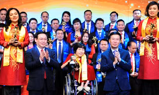 Phó Thủ tướng Vương Đình Huệ và Trưởng ban Tuyên giáo Trung ương Võ Văn Thưởng dự và trao giải thưởng cho Top 10 Doanh nhân Sao Đỏ năm 2019 và danh hiệu Sao Đỏ danh dự cho chị Nguyễn Thị Vân (ngồi xe lăn) trong chương trình.ẢNH: xuân tùng