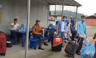  Công nhân Việt ở Guinea Xích đạo chuẩn bị di chuyển ra sân bay để về nước ngày 28/7/2020. (Ảnh công nhân cung cấp cho PV Ngọc Mai) 