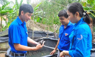 Bí thư Chi đoàn Võ Văn Út Em giới thiệu kỹ thuật nuôi ếch Ảnh: Hòa hội 
