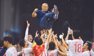 HLV Park Hang Seo được các học trò tung hô ăn mừng Việt Nam giành HCV môn Bóng đá Sea Games 30 Ảnh: Như ý