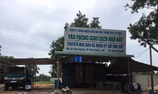 Trong cơn sốt đất khu vực xung quanh sân bay Phan Thiết, nhiều văn phòng giao dịch đất đai được dựng lên tạm bợ 