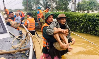 BĐBP Quảng Trị sơ tán người dân đến nơi an toàn trong bão lũ, tháng 10/2020 ẢNH: CTV 
