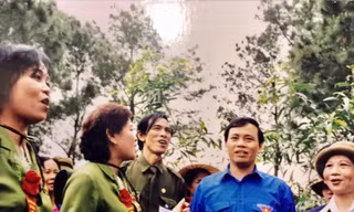 Ông Vũ Trọng Kim (thứ 2, từ phải sang) cùng đoàn văn công Tiếng hát át tiếng bom, hát đồng ca tại Quảng Bình năm 2000 