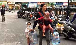 Người dân Khu chung cư HH Linh Đàm hiện vẫn mua nước tinh khiết tại siêu thị, cửa hàng tạp hóa để sử dụng cho ăn uống ảnh: Long Vân 