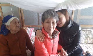 Cụ Cao Thị Chắt mừng tủi khi gặp lại con gái Cao Thị Dậu (giữa) sau 30 năm     ẢNH GIA ĐÌNH CUNG CẤP