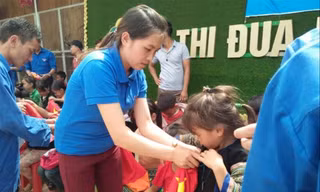 Bí thư Đoàn xã Lao Chải Lý Thị Thiêm tặng quà cho trẻ em dân tộc thiểu số Ảnh: CTV 