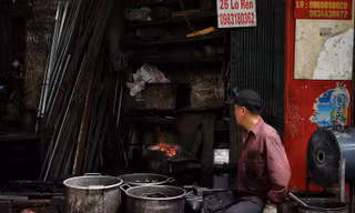 Ông Hùng hàng ngày vẫn giữ lửa cho phố Lò Rèn