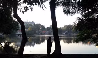 Một người đi vệ sinh bừa bãi tại một công viên 