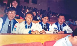 Nhạc sỹ Vũ Hoàng (ngoài cùng, bên trái) với thanh niên tại Đại hội đại biểu toàn quốc lần thứ VI Hội Sinh viên Việt Nam Ảnh: NVCC 