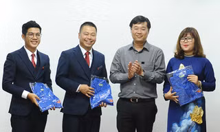 Bí thư thứ nhất T.Ư Đoàn Lê Quốc Phong tặng áo thanh niên cho các đại biểu tham dự chương trình. Ảnh: X.T