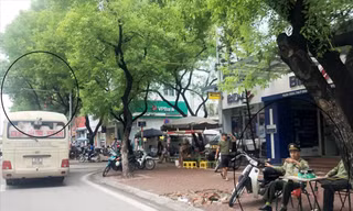 Xe khách vi phạm trên đường Kim Đồng dịp 2/9/2019 dù bên trên có hệ thống camera xử phạt và vỉa hè có trật tự phường ngồi làm nhiệm vụ. Ảnh: A.Trọng 