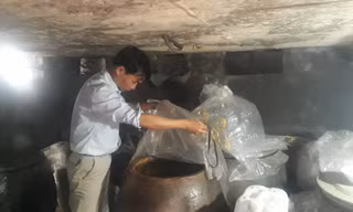 Anh Đỗ Danh Thơm tâm huyết với việc gìn giữ nghề nấu rượu truyền thống nổi tiếng của làng Vân 