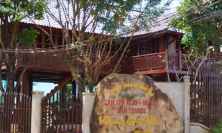 Nhà sàn gỗ có gắn đá chỉ lối vào Khu sinh thái 