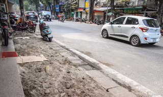 Việc thi công bắt đầu triển khai trên phố Phan Bội Châu theo hình thức “cuốn chiếu” hoàn thiện từng đoạn phố Ảnh: Duy Phạm 