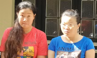 Đối tượng Nguyễn Thị Hương và Lò Thanh Hà ( đeo kính) tại cơ quan công an 