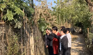 Khu đất quy hoạch của ĐH Tây Bắc và đất quy hoạch nghĩa trang của thành phố Sơn La chỉ cách nhau 1 con ngõ nhỏ. Ảnh: Nghiêm Huê 