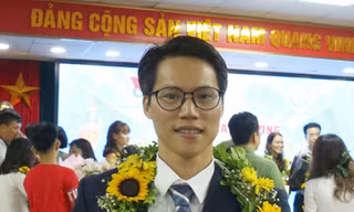 TS. Hoàng Văn Xiêm nhận Giải thưởng QCV 2019. ẢNH: BẢO ANH 